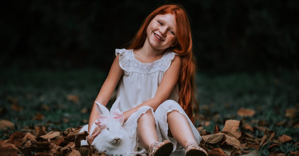 ペット供養品の並んだ棚。骨壷、位牌、フォトフレーム、遺骨アクセサリーが温かい雰囲気でディスプレイされている。