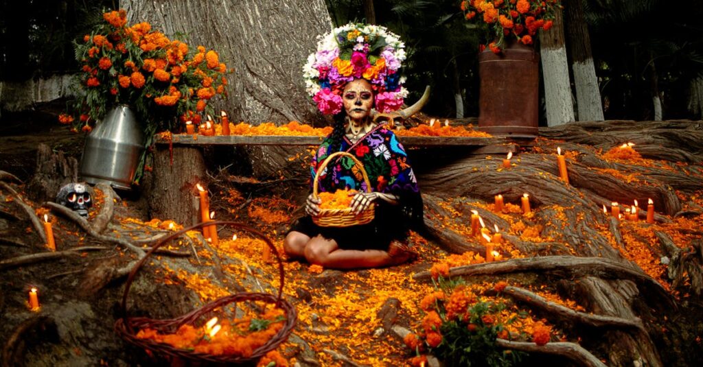 火葬を終えた大型犬を自宅で供養する小さな祭壇。花と写真、骨壷が飾られ、飼い主が手を合わせている。