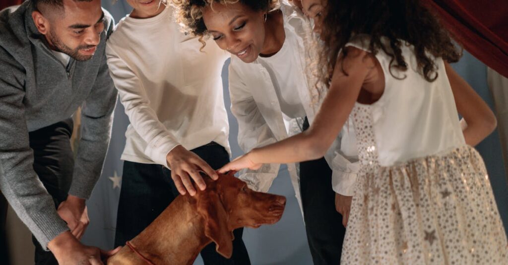 犬の供養を終え、静かに微笑む飼い主。自宅の供養台の前で手を合わせ、穏やかな気持ちで感謝を伝えている。