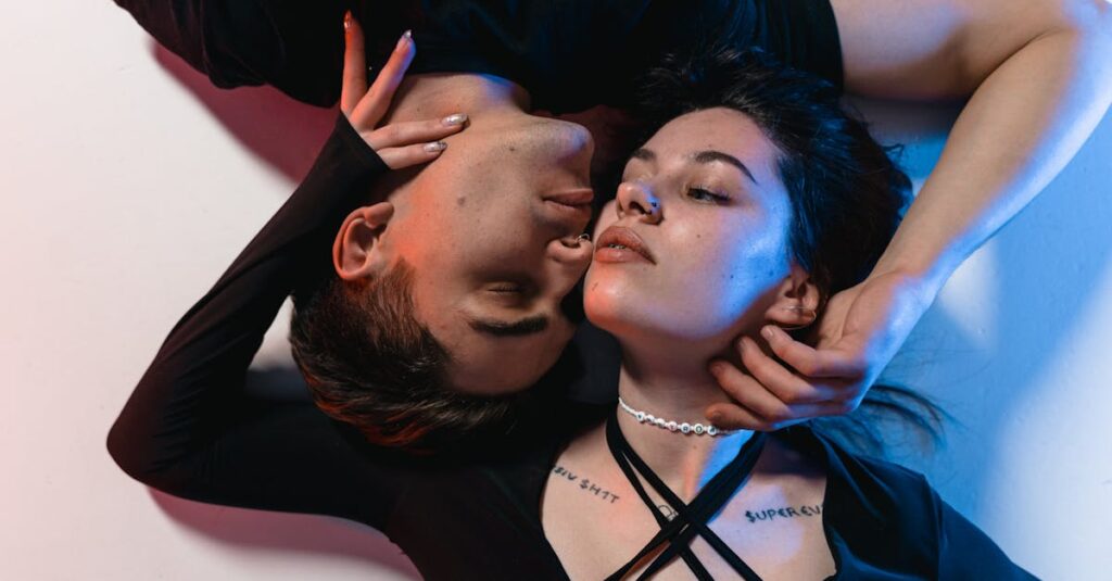 深夜に愛犬を亡くし、暗い部屋の中で静かにスマホで火葬の相談をしている飼い主。画面にほのかに照らされた安堵の表情。