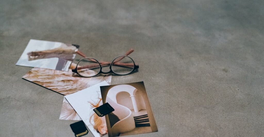 通販で購入できるペット供養品の特集。骨壷、位牌、フォトフレーム、ぬいぐるみなどが綺麗に並べられている。