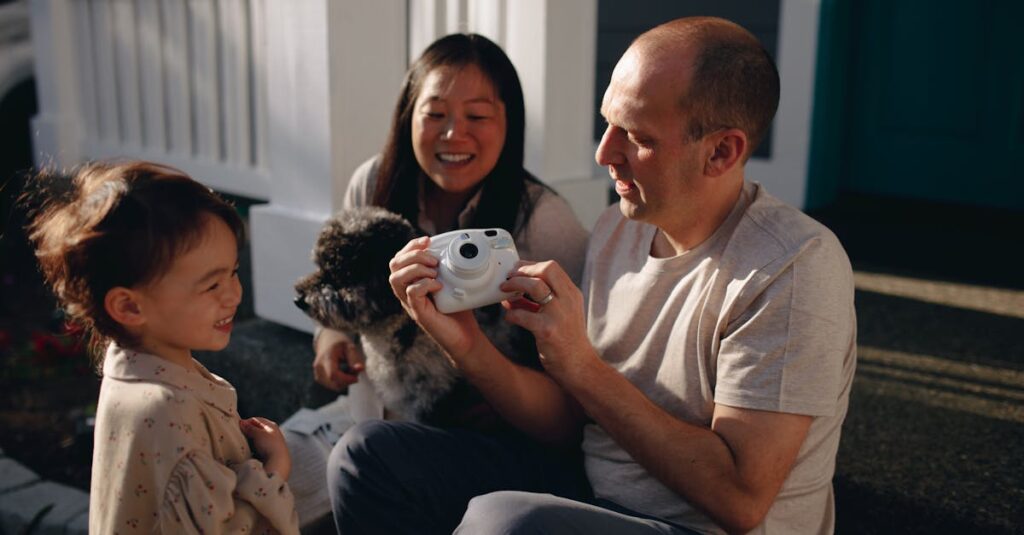 老犬が亡くなったあとの安置と準備をする家族の様子。清潔な布で包み、静かに過ごす雰囲気。