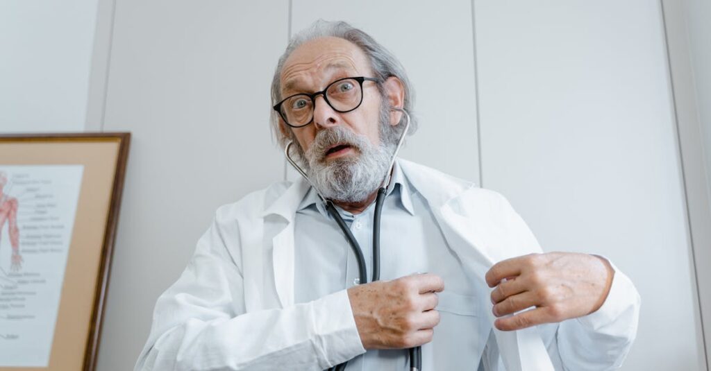 獣医に老猫を抱えて相談している飼い主と猫の穏やかな診察風景