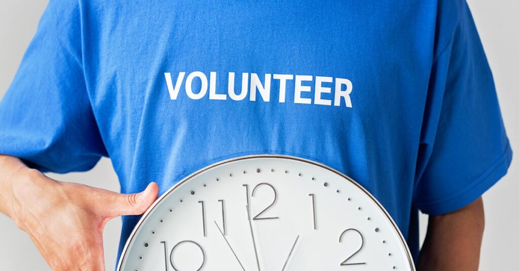 24時間対応のペット火葬サービスをスマートフォンで調べ、電話やLINEで相談する様子。安心感のあるサポート体制が描かれている。