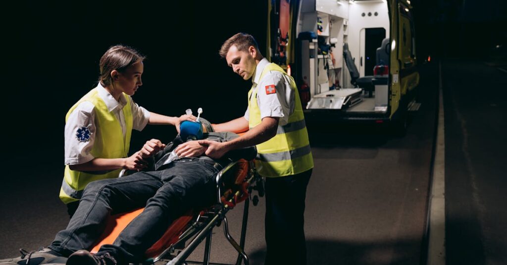 呼吸が弱くなった老猫を静かに毛布で包み、飼い主がそばで見守っている穏やかな応急対応のシーン